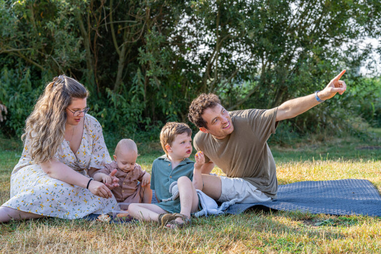 foto van een familie tijdens een gezinsshoot in de Gavers te Harelbeke door fotograaf Frank Deblon van Zwevegem