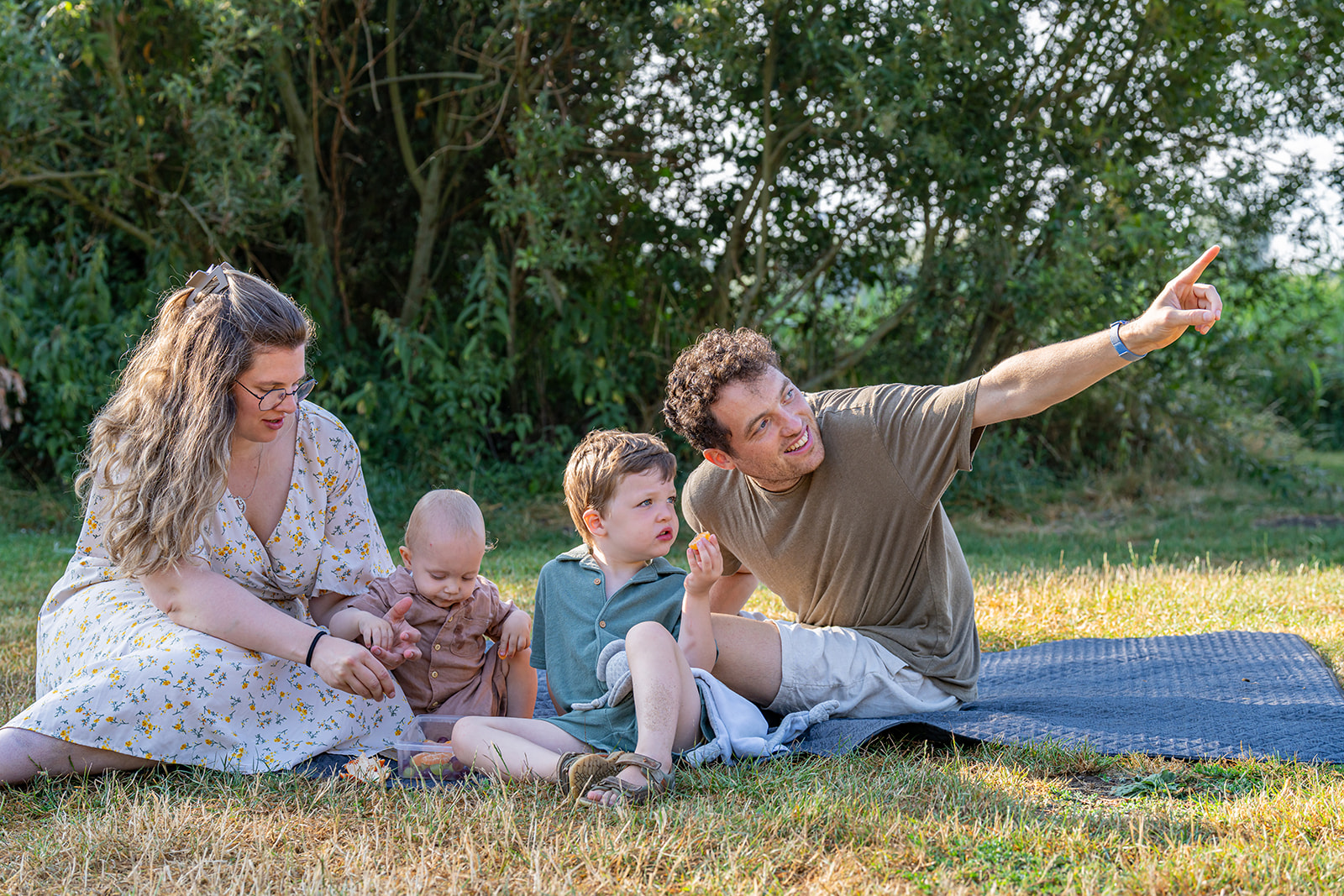 foto van een familie tijdens een gezinsshoot in de Gavers te Harelbeke door fotograaf Frank Deblon van Zwevegem